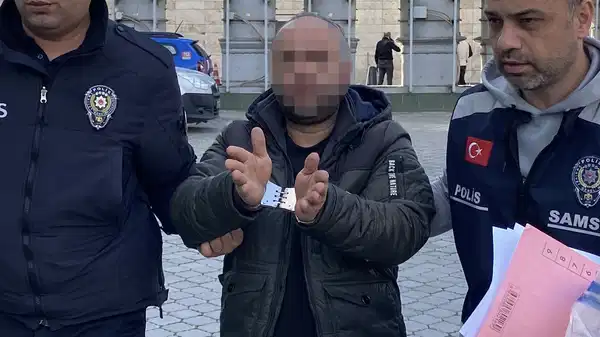 Eşine ütüyle vurdu, çocuklarını darbetti