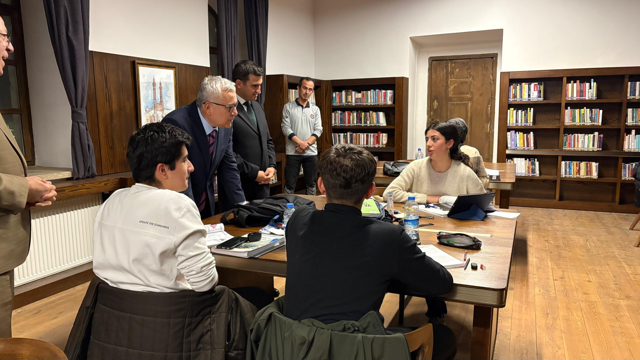 Vali Şimşek Yeni Halk Kütüphanesini Gezdi