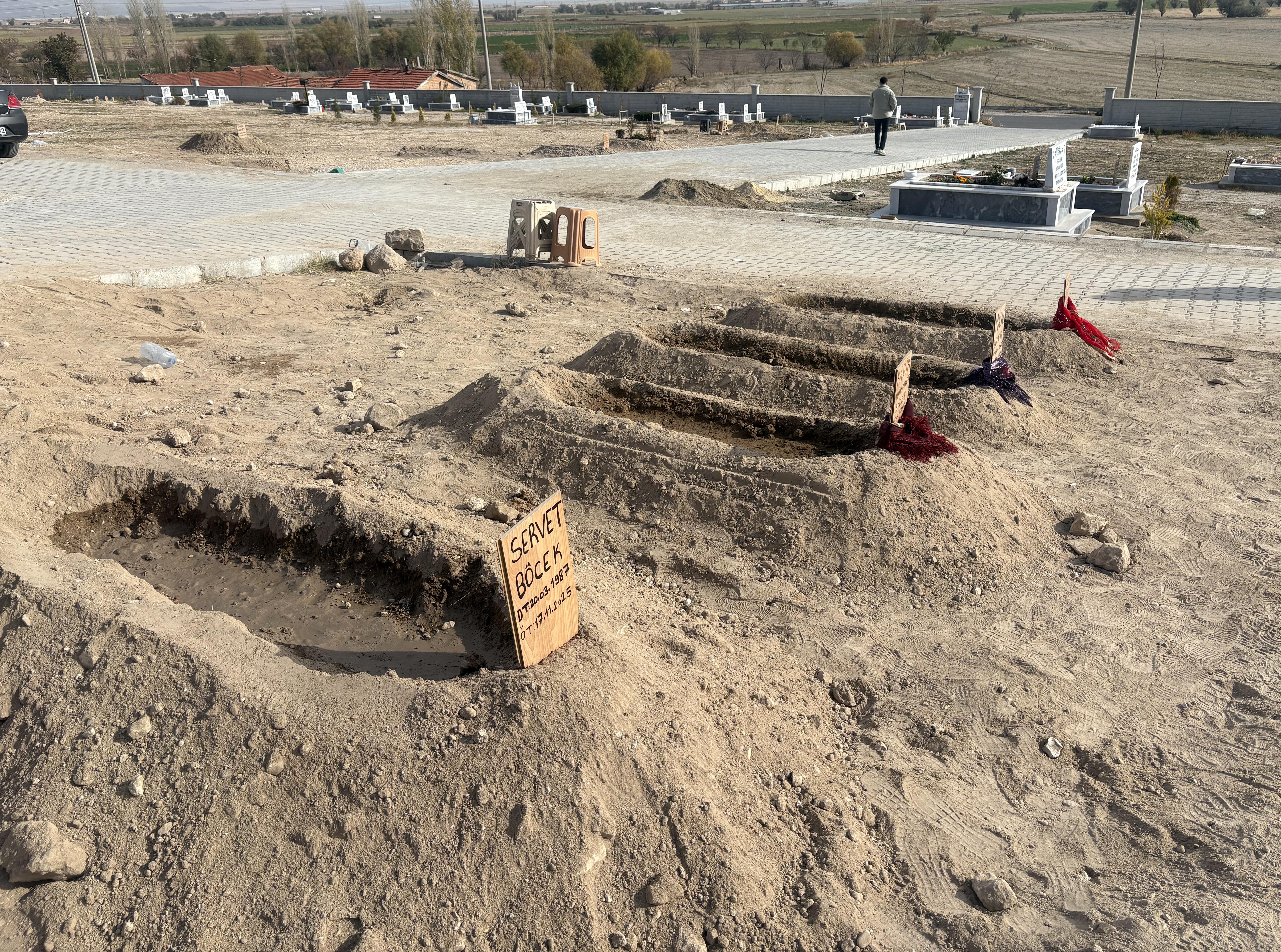 Zehirlenme faciasında ölen baba, 2 çocuğu ve eşinin yanına defnedildi