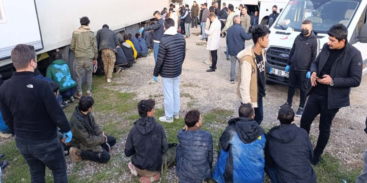 Sivas'ta TIR'dan düzensiz göçmen çıktı