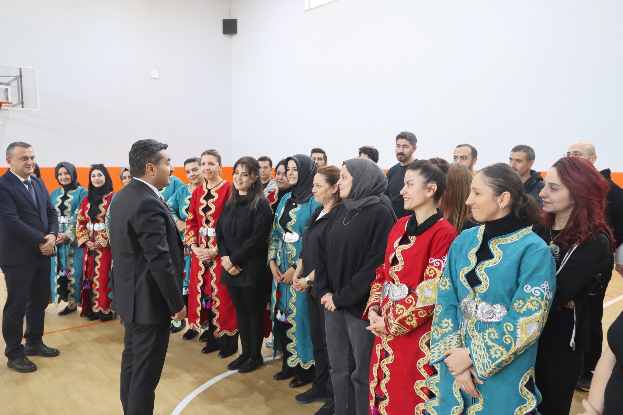 Sivas’ta öğretmenlerden halk dansları gösterisi