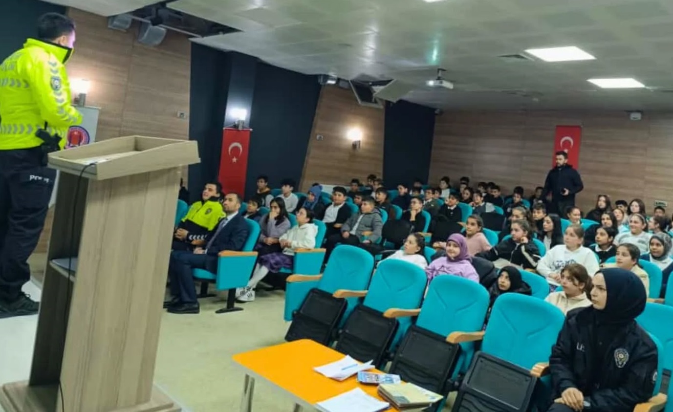 Sivas'ta Emniyet Ekiplerinden Çocuklara Ders