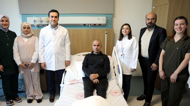 Uyutulmadan yapılan beyin ameliyatı başarıyla tamamlandı