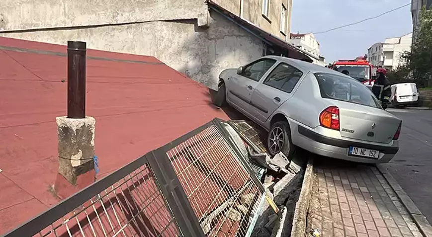 Park Halindeki Araca Çarpan Otomobil Ev Çatısına Savruldu