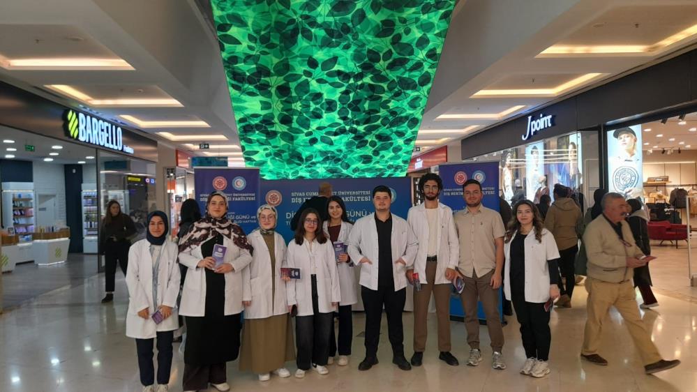 SCÜ Öğrencilerinden Vatandaşlara Diş Sağlığı Eğitimi