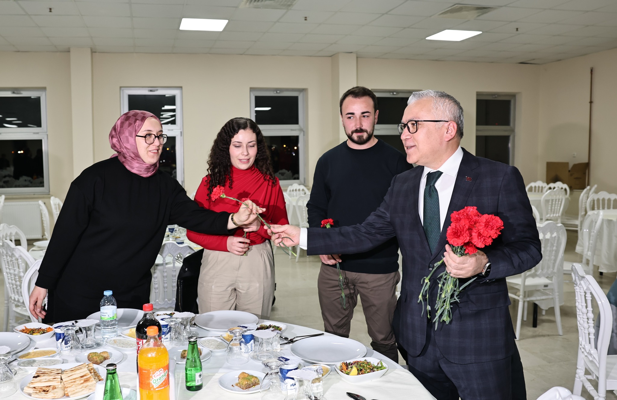 Vali Şimşek'ten öğretmenlere karanfilli jest