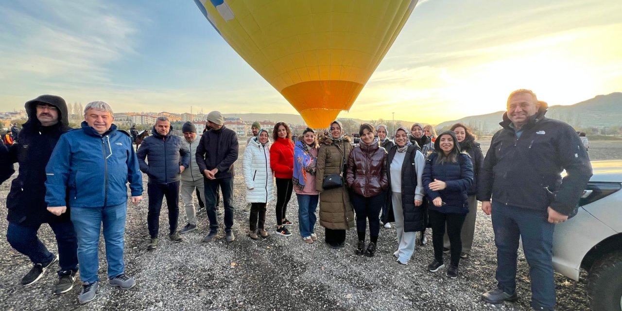 Balonlar öğretmenler için havalandı