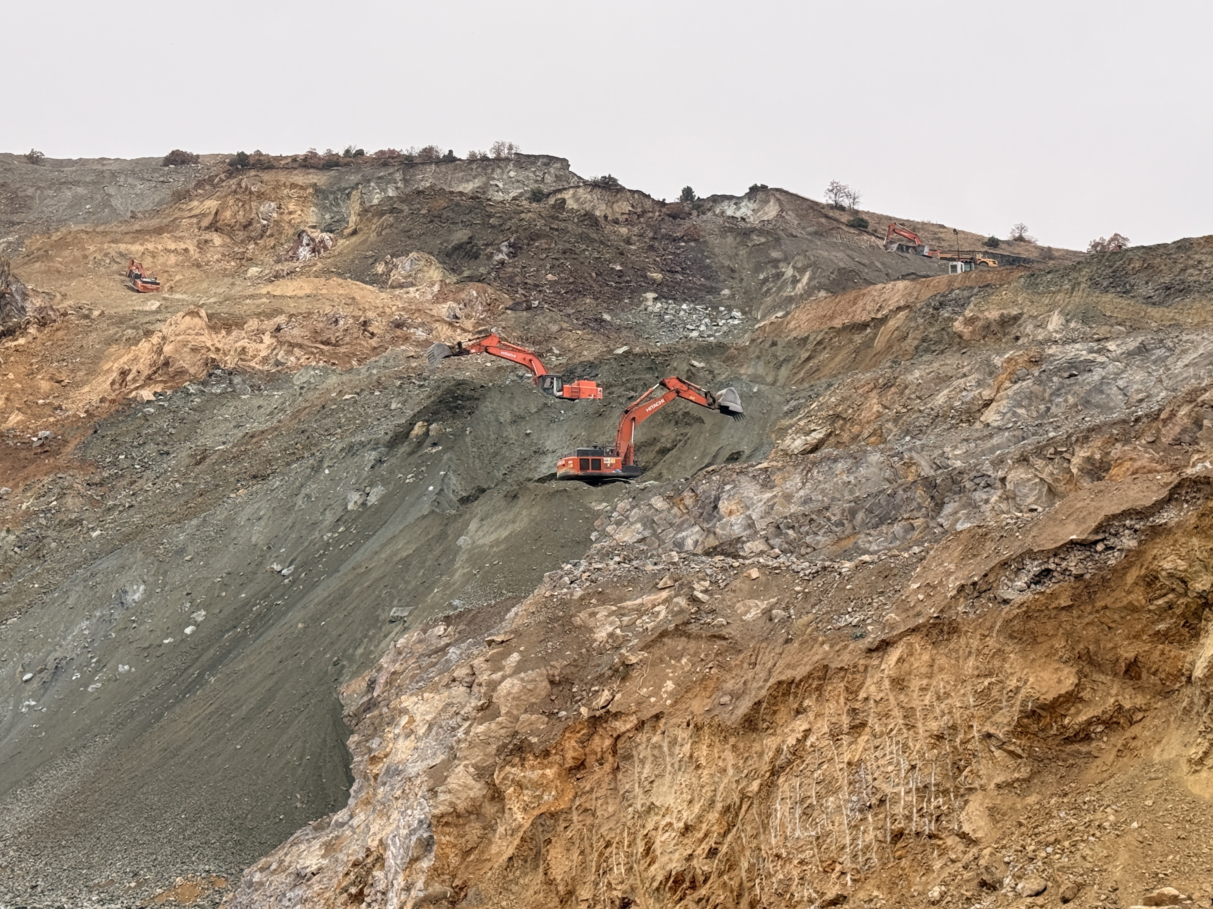 Sivas'ta göçük altında kalan şantiye müdürünü arama çalışmaları sürüyor