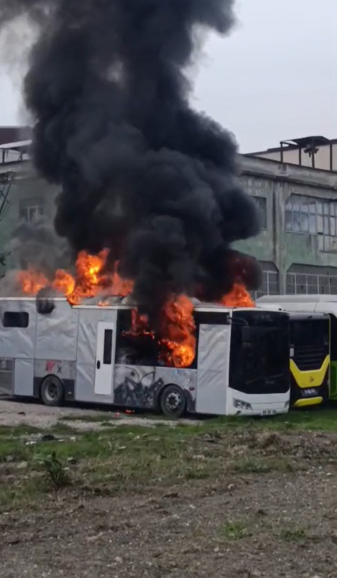 Yetkili servise bırakılan park halindeki 3 otobüs alev alev yandı