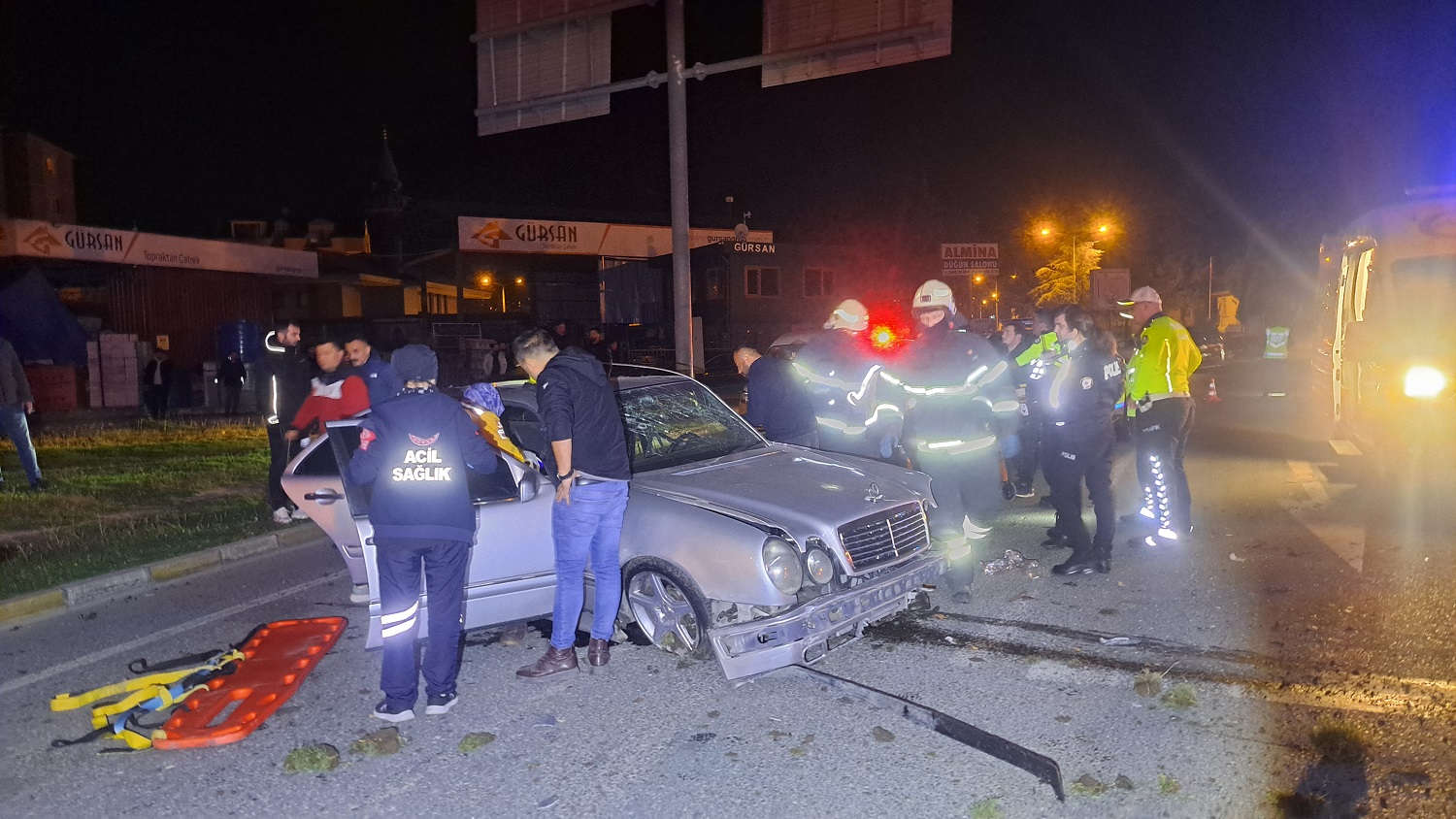 Polisten kaçarken otomobili ile kaza yaptı; 2 yaralı