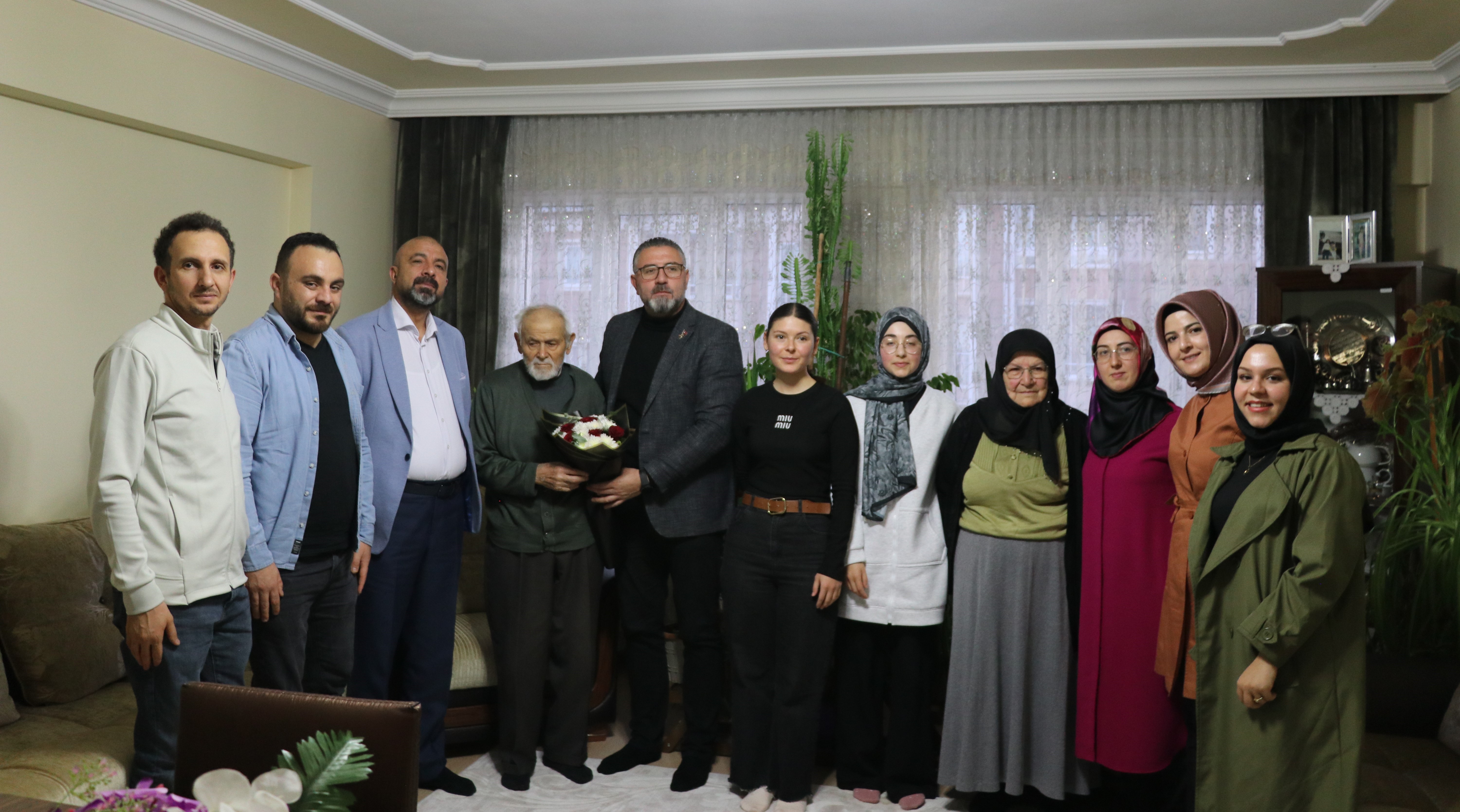 Sivas'ta Şehit Babası Emekli Öğretmene Özel Kutlama