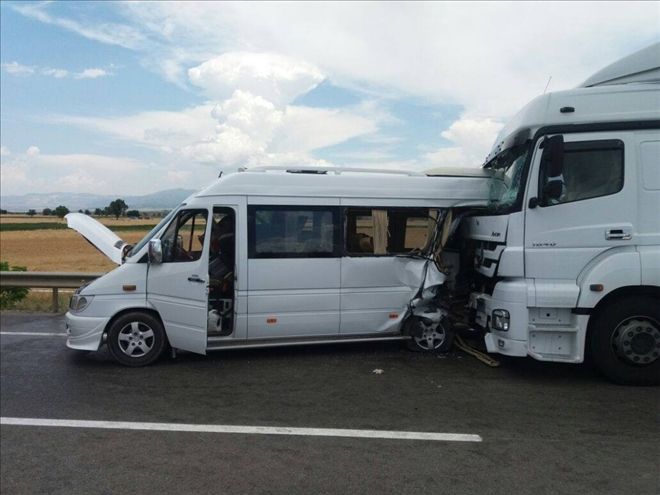 TIRLA SERVİS MİNBÜSÜ ÇARPIŞTI : 19 YARALI
