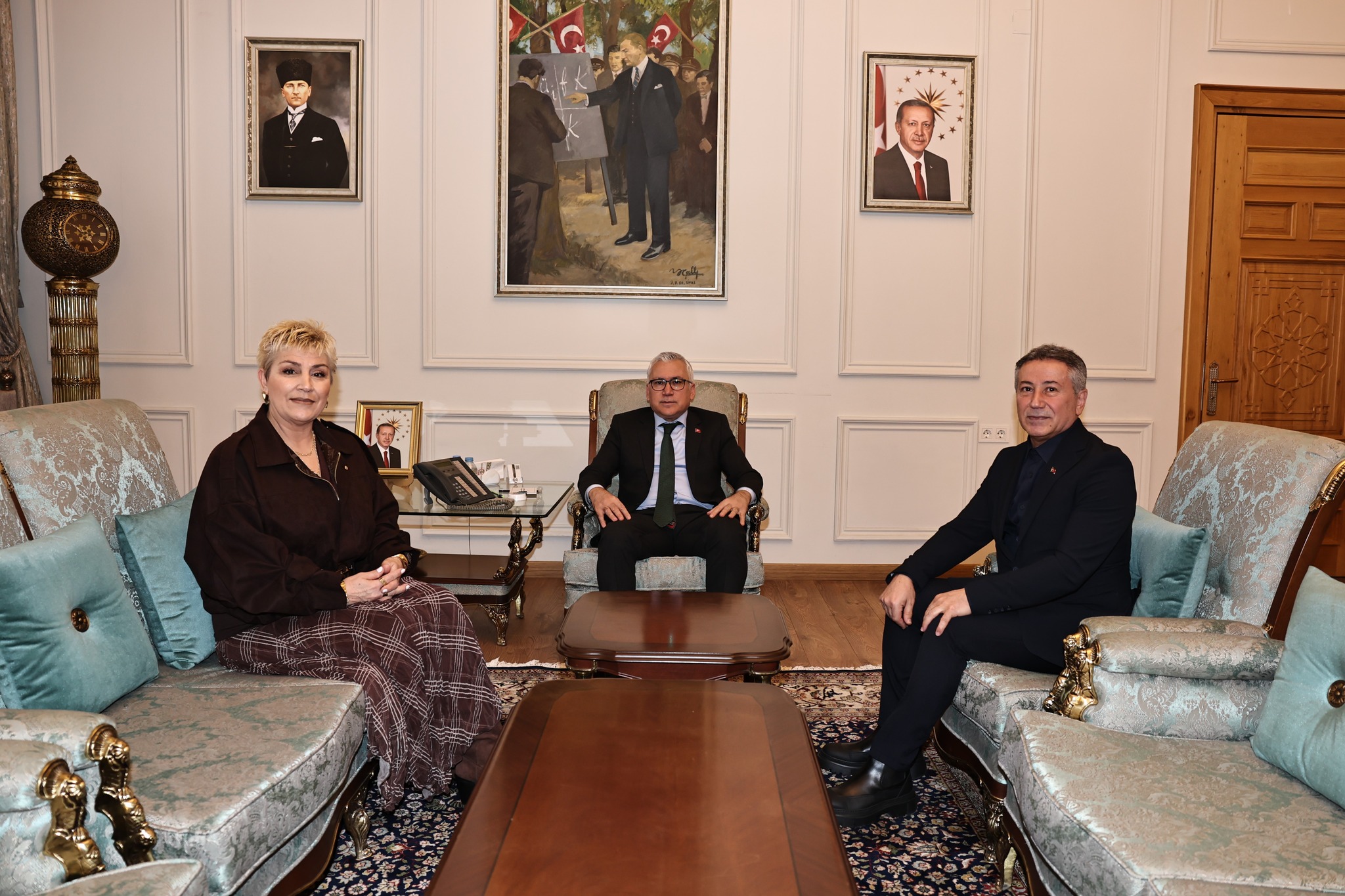 Sivas’ta Emekli İkramiyesini Bağışlayan Çelik Çiftini Vali Ağırladı