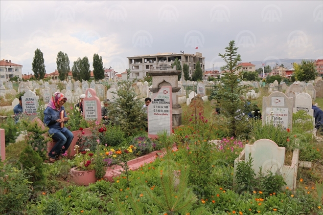 GAZETECİ ERDOĞMUŞ MEZARI BAŞINDA ANILDI