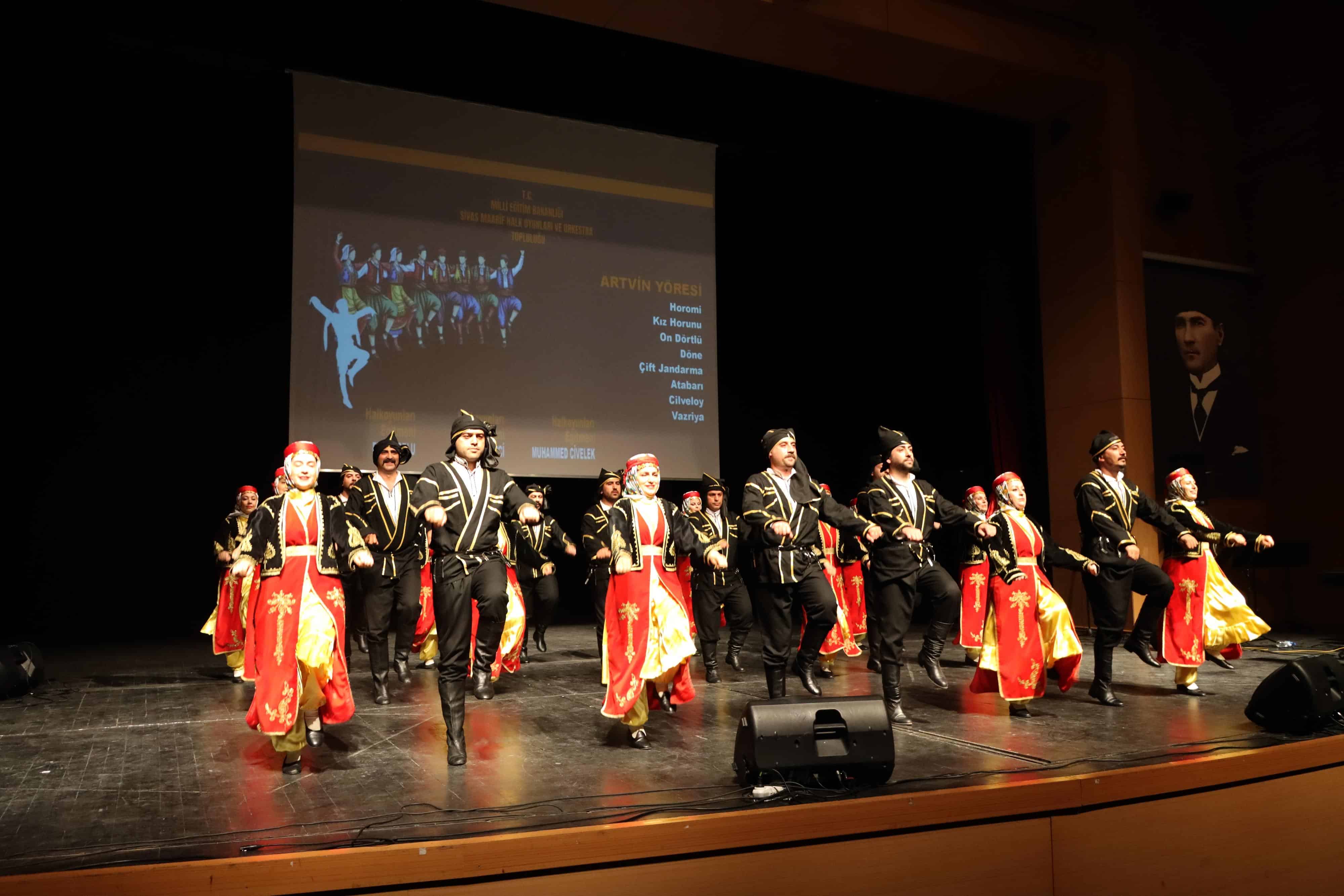 Sivas’ta Öğretmenlerden Türkü ve Halk Dansı Gösterisi