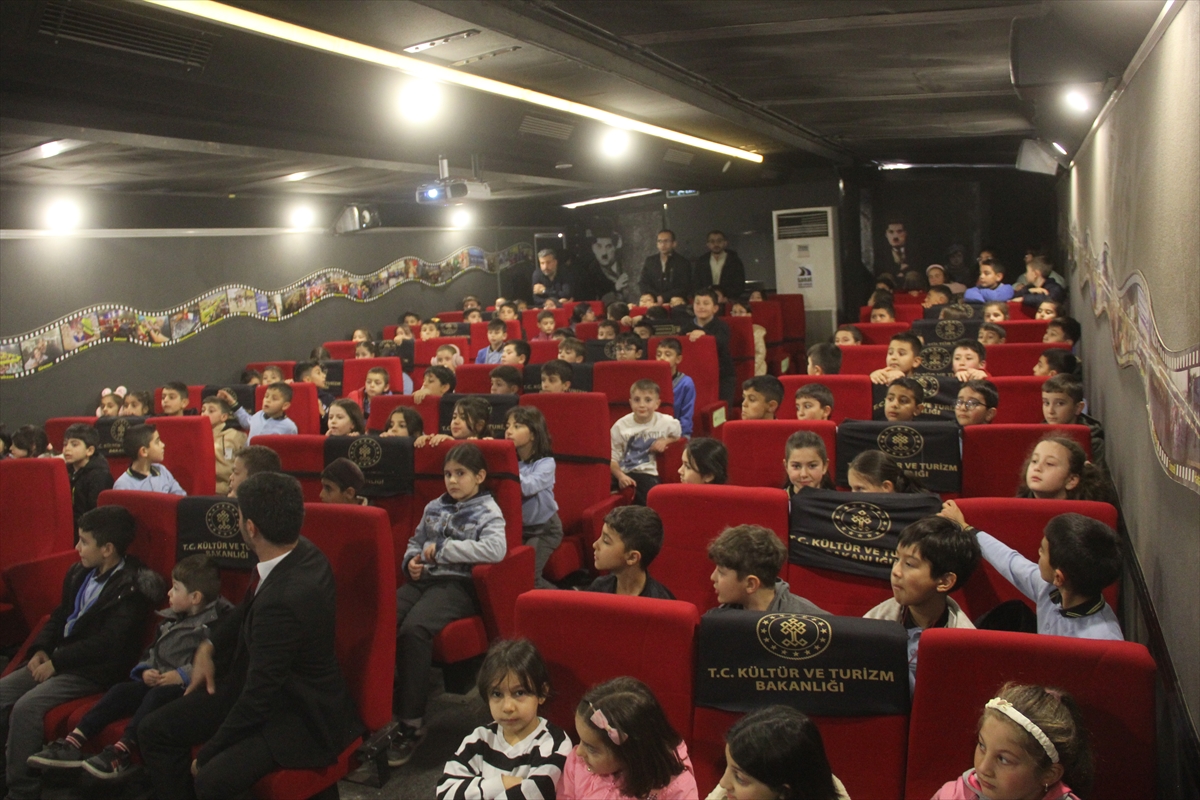 Sivas’ta Gezen Sinema Tırı Zara’da Çocuklarla Buluştu