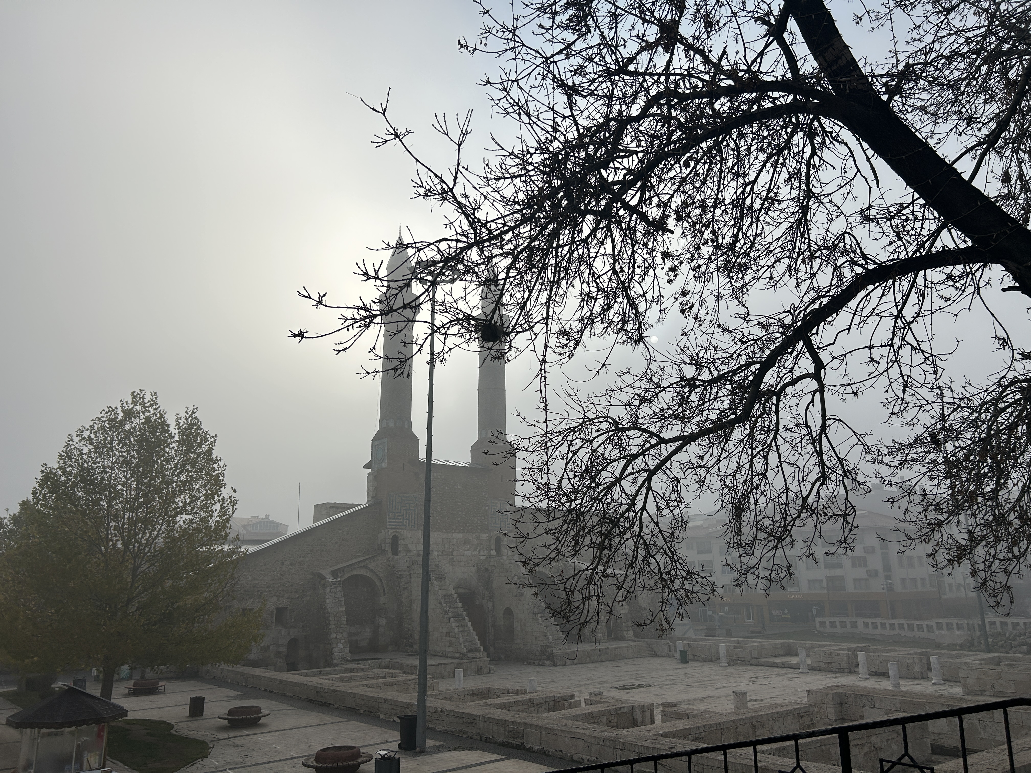Sivas’ta Tarihi Yapılar Sis Altında Kaldı