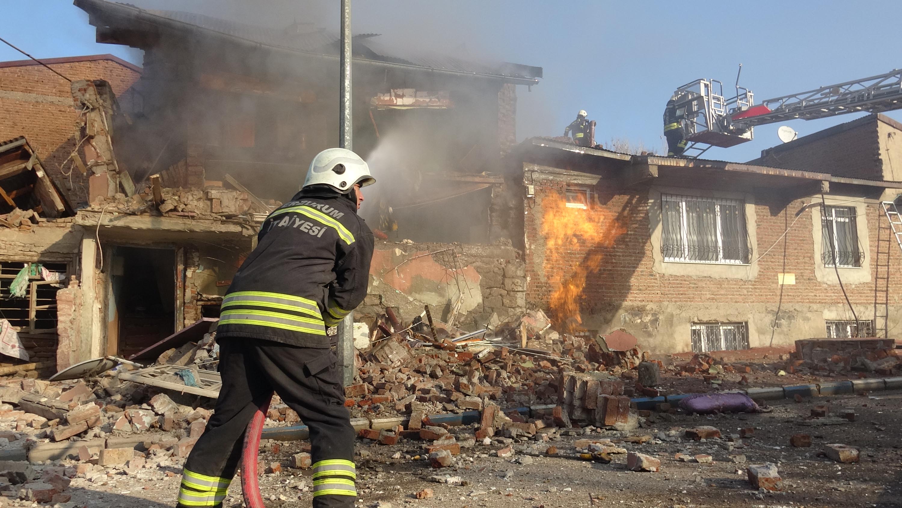 Doğal gaz patlaması, 2 katlı bina çöktü