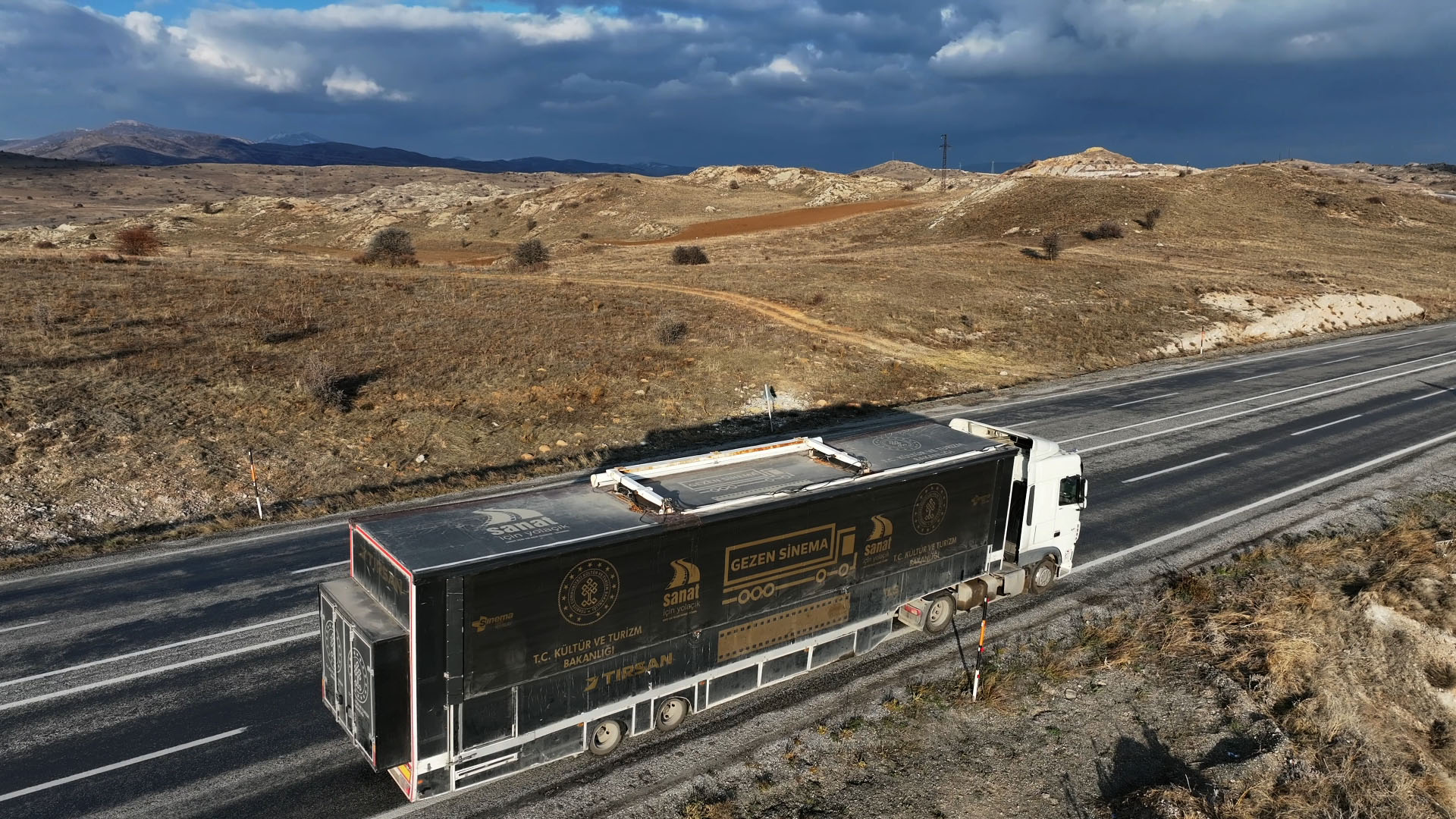 Sivas’ta Gezen Sinema TIR’ına Büyük İlgi