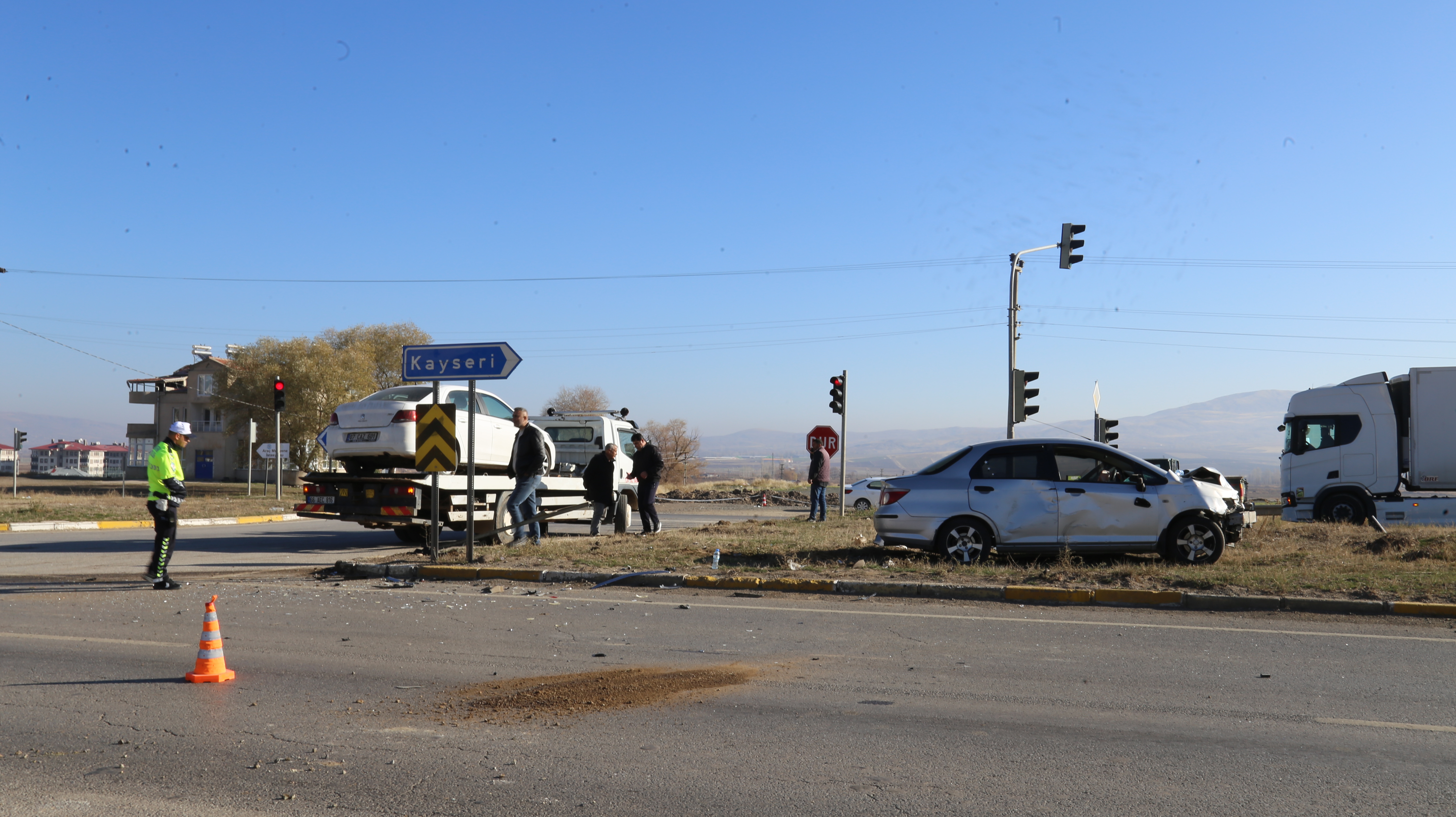 Sivas'ta iki otomobil çarpıştı: 3 yaralı