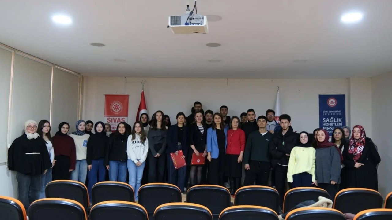 Sivas’ta Diş Sağlığı Öğrencilerine Mezunlardan Rehberlik