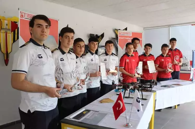 Gençler Türkiye’yi Dünya Sahnesinde Gururlandırdı