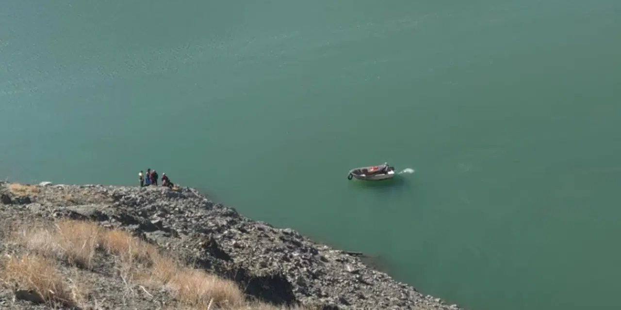 3 kişinin bulunduğu araç baraj gölüne düştü