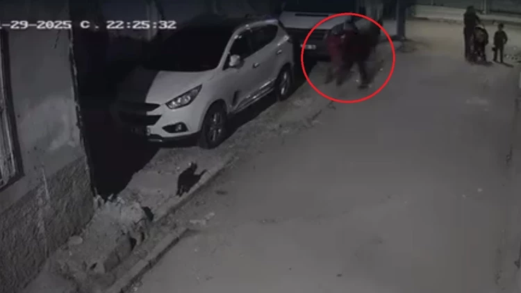 Başını Araca Çarpan Çocuğu Yere Attı