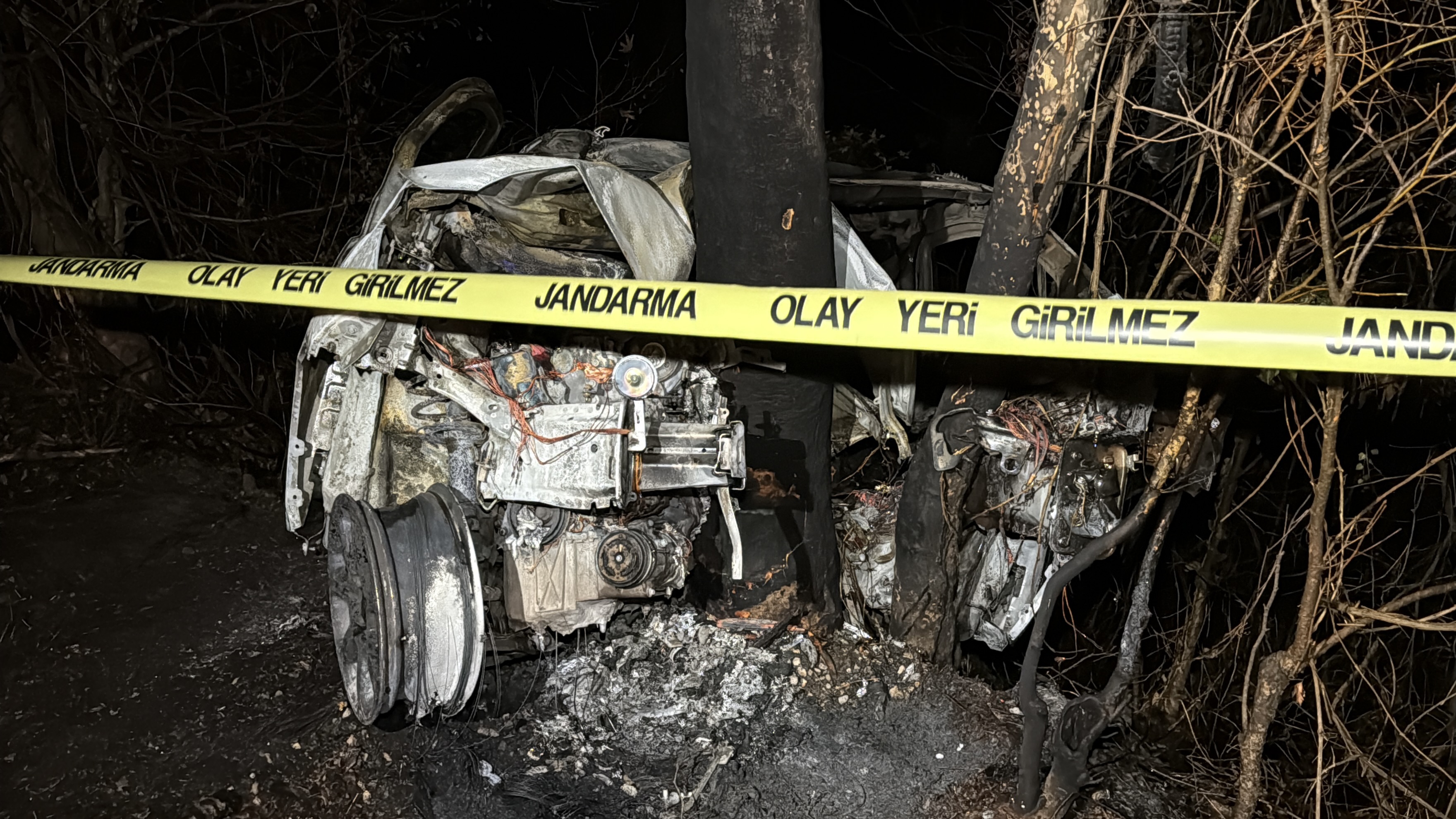 Hafif ticari aracın sürücüsü yanarak öldü