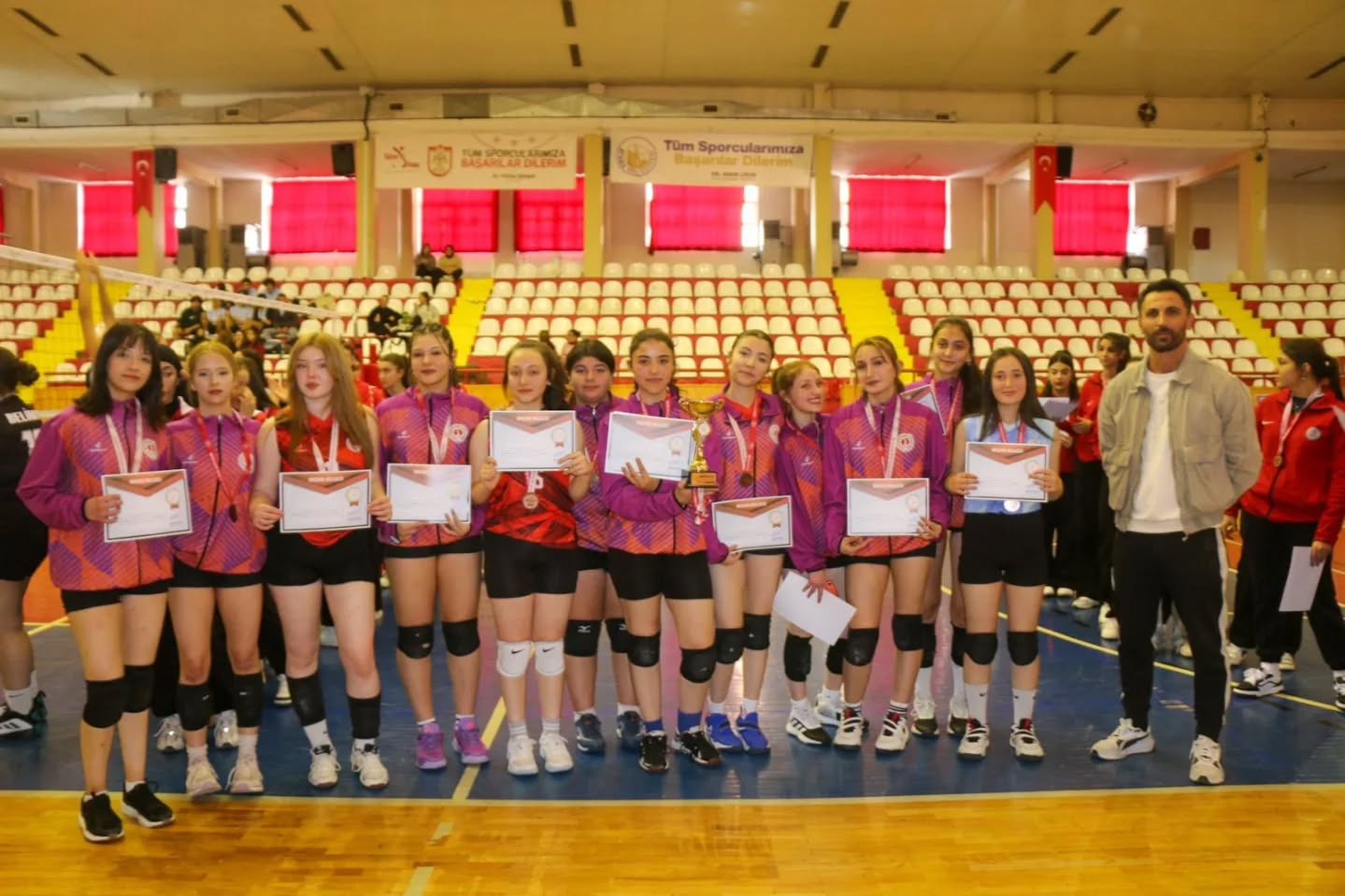 Voleybolda kupalar sahiplerini buldu