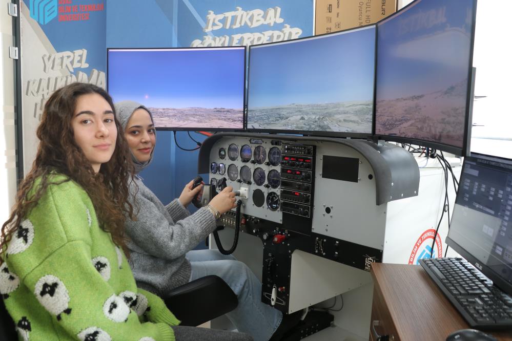 Sivas’ta Öğrenciler, Uçak Simülatörü ile Pilotaj Eğitimi Alıyor