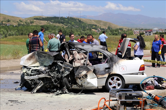 İKİ OTOMOBİL  ÇARPIŞTI: 5 ÖLÜ, 5 YARALI