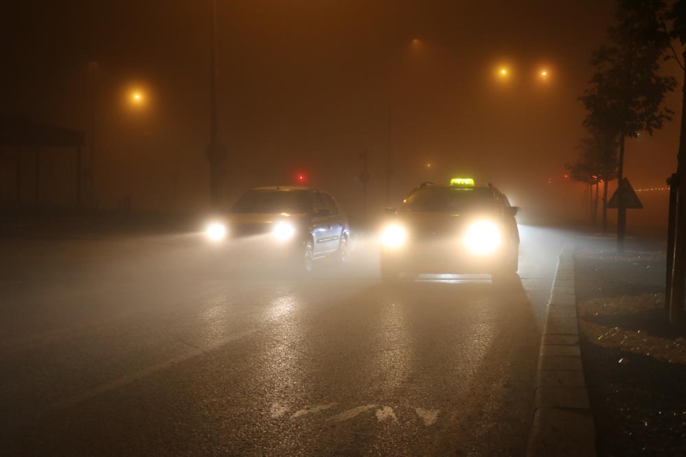 Sivas’ta Kent Merkezini Kaplayan Sis Sürücülere Zor Anlar Yaşattı