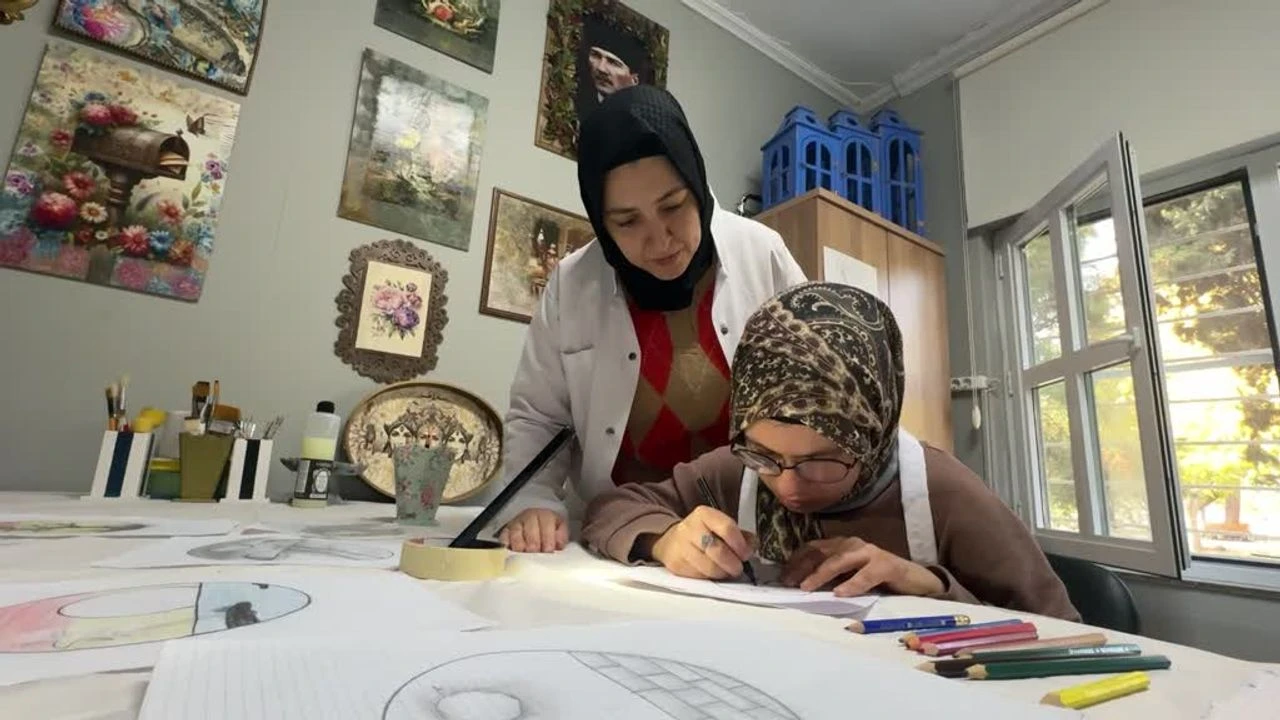 Görme Engelli Zeynep Resimle Hayata Tutunuyor