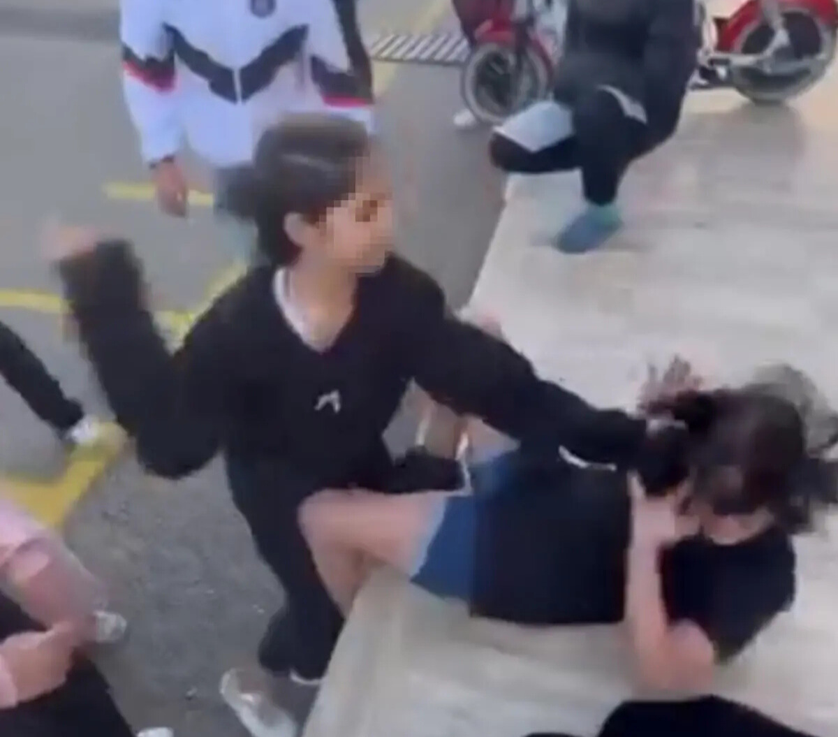 Akran şiddeti okul bahçesinde