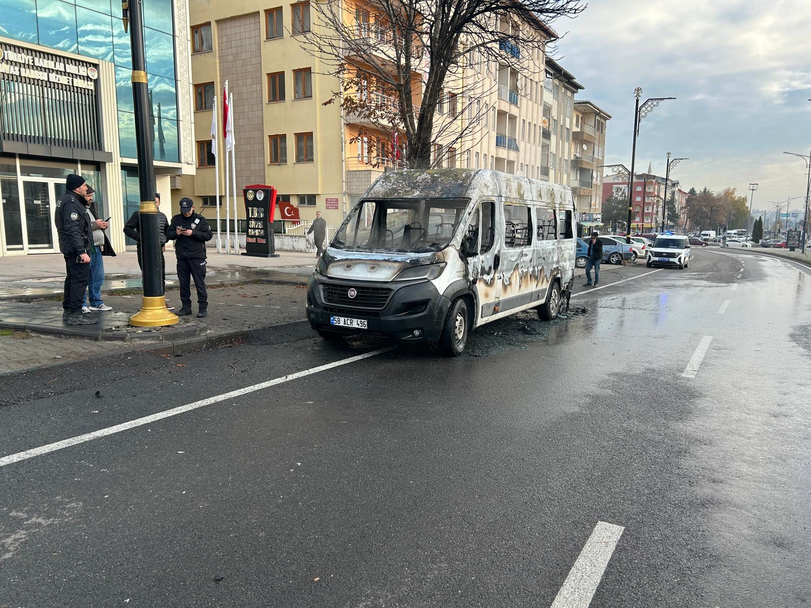 Sivas’ta  Minibüs Alevlere Teslim Oldu