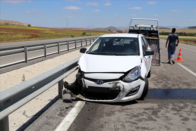 OTOMOBİL BARİYERLERE ÇARPTI: 5 YARALI