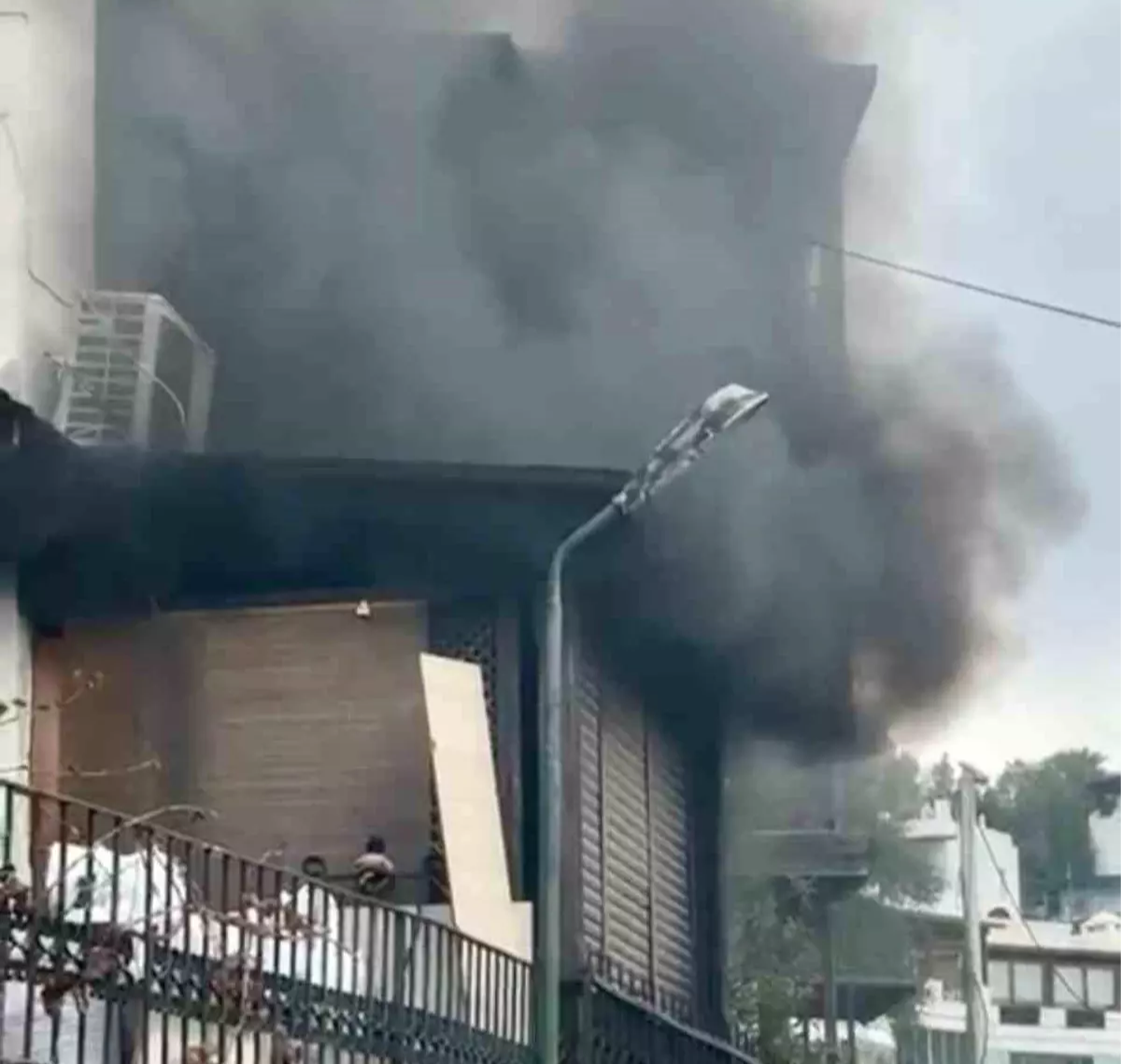 Sinir krizi geçiren kadın evini ateşe verdi