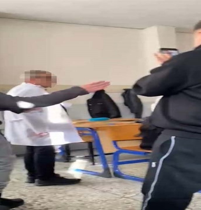 Öğretmenle alay eden öğrenciler hakkında hem disiplin hem polis süreci