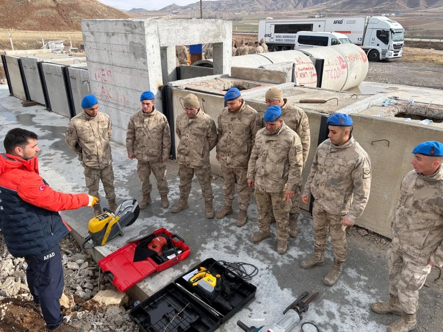 Sivas’ta Jandarma Asayiş Personeline Enkaz Eğitimi