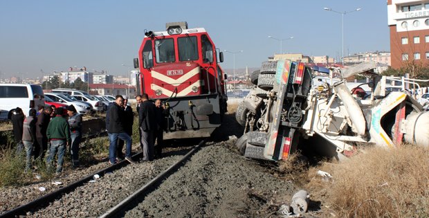 LOKOMOTİF MİKSERE ÇARPTI: 1 YARALI!