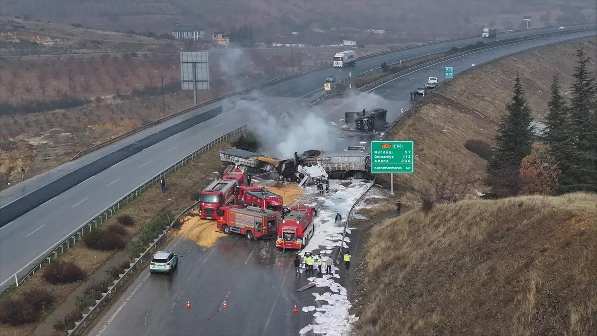 Zincirleme kazada 3 TIR alev aldı