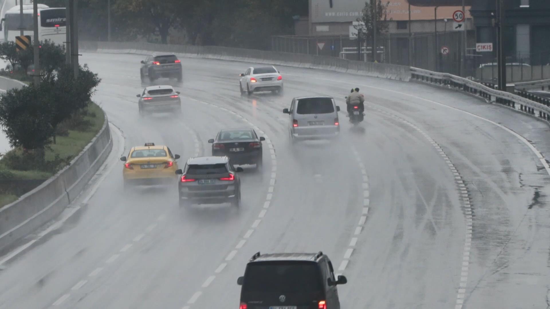 İstanbul'da cadde ve sokaklar göle döndü