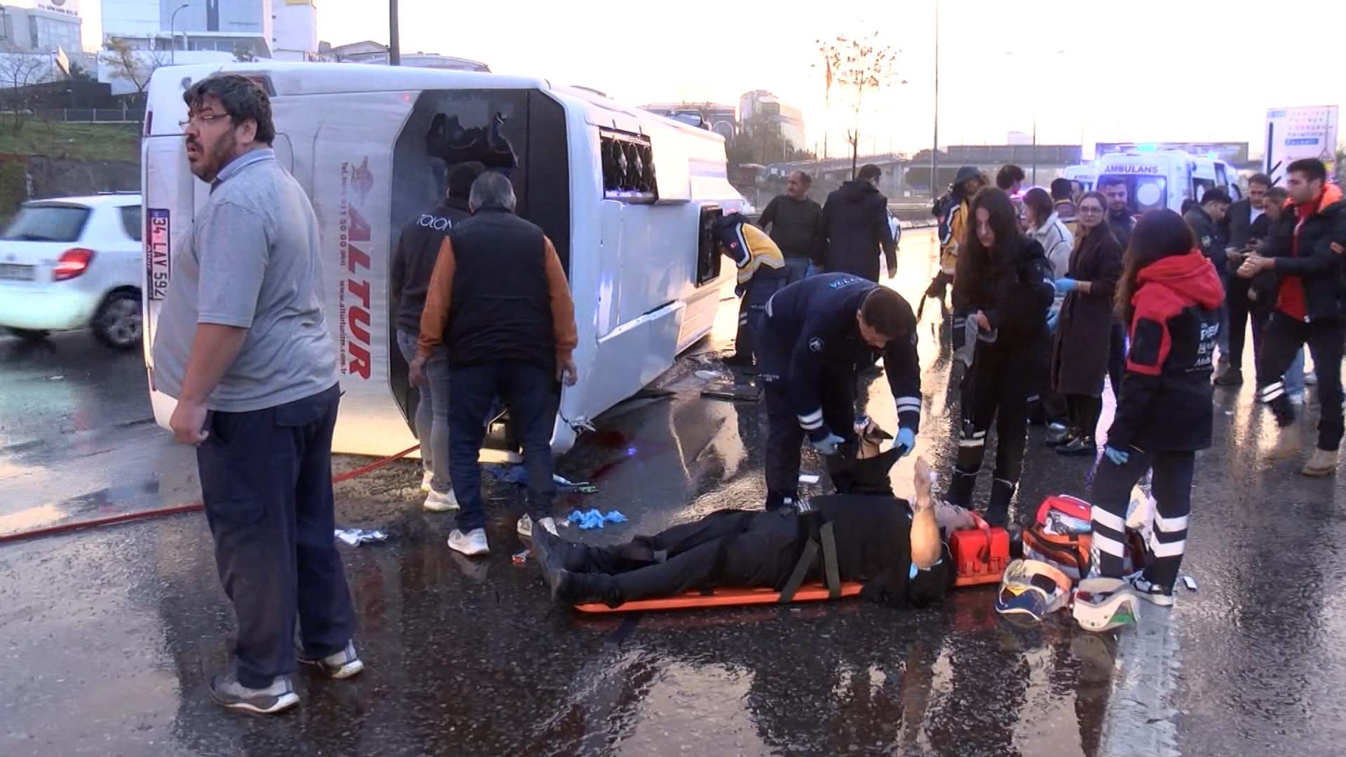 Servis minibüsü devrildi: 1'i ağır 11 yaralı