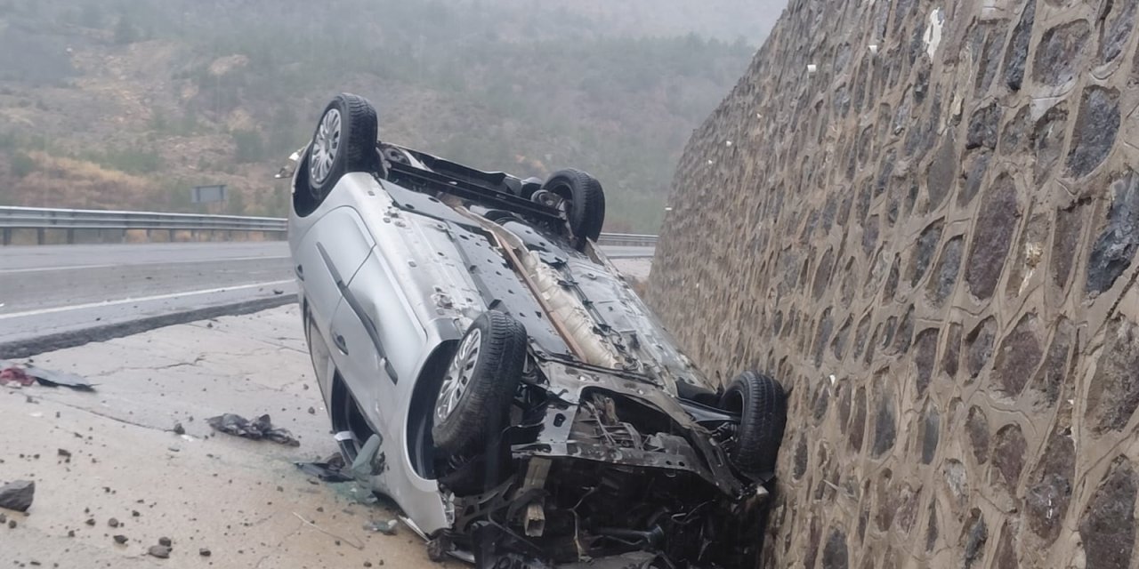 Sivas'ta otomobil devrildi, sürücü yaralı