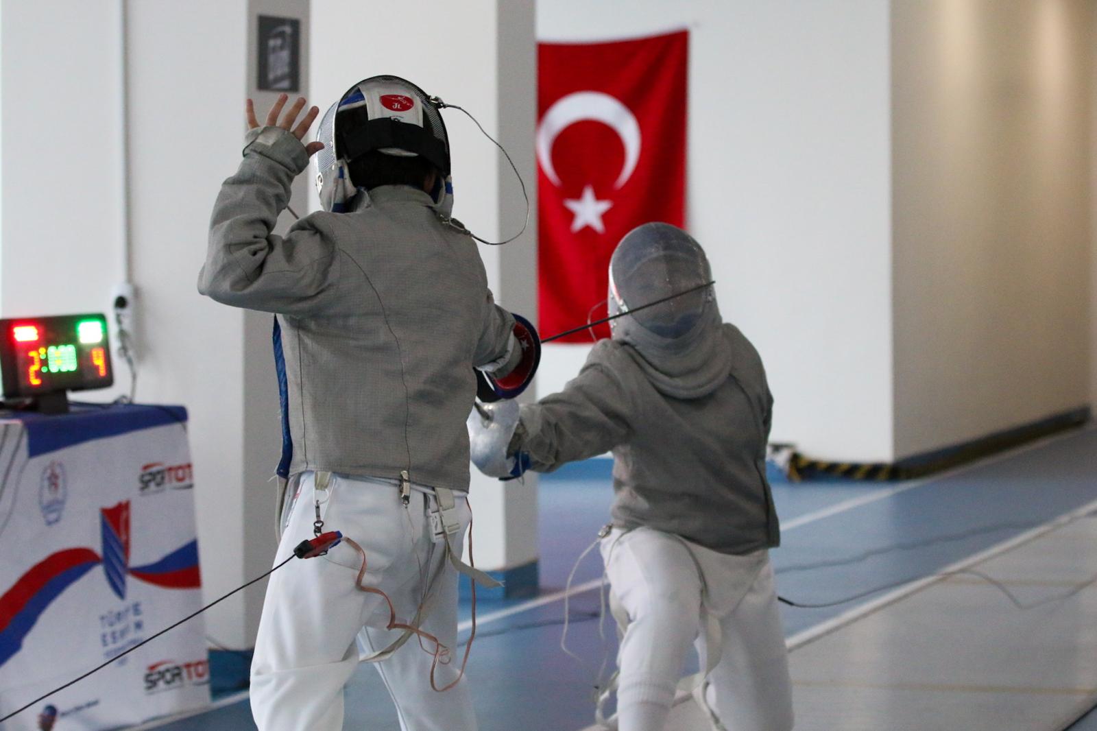 Sivas’ın Genç Eskrimcileri Türkiye Kupası Yolcusu