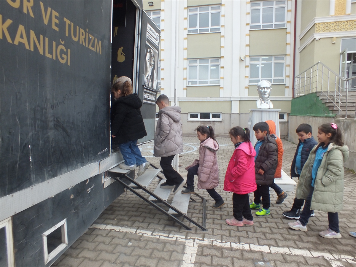 Sivas Ulaş’ta “Gezen Sinema Tırı” Çocuklarla Buluştu