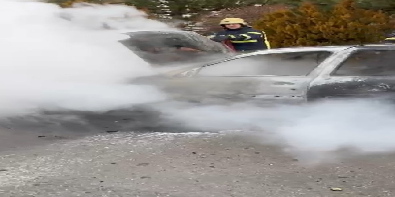 Sivas'ta otomobil kül oldu