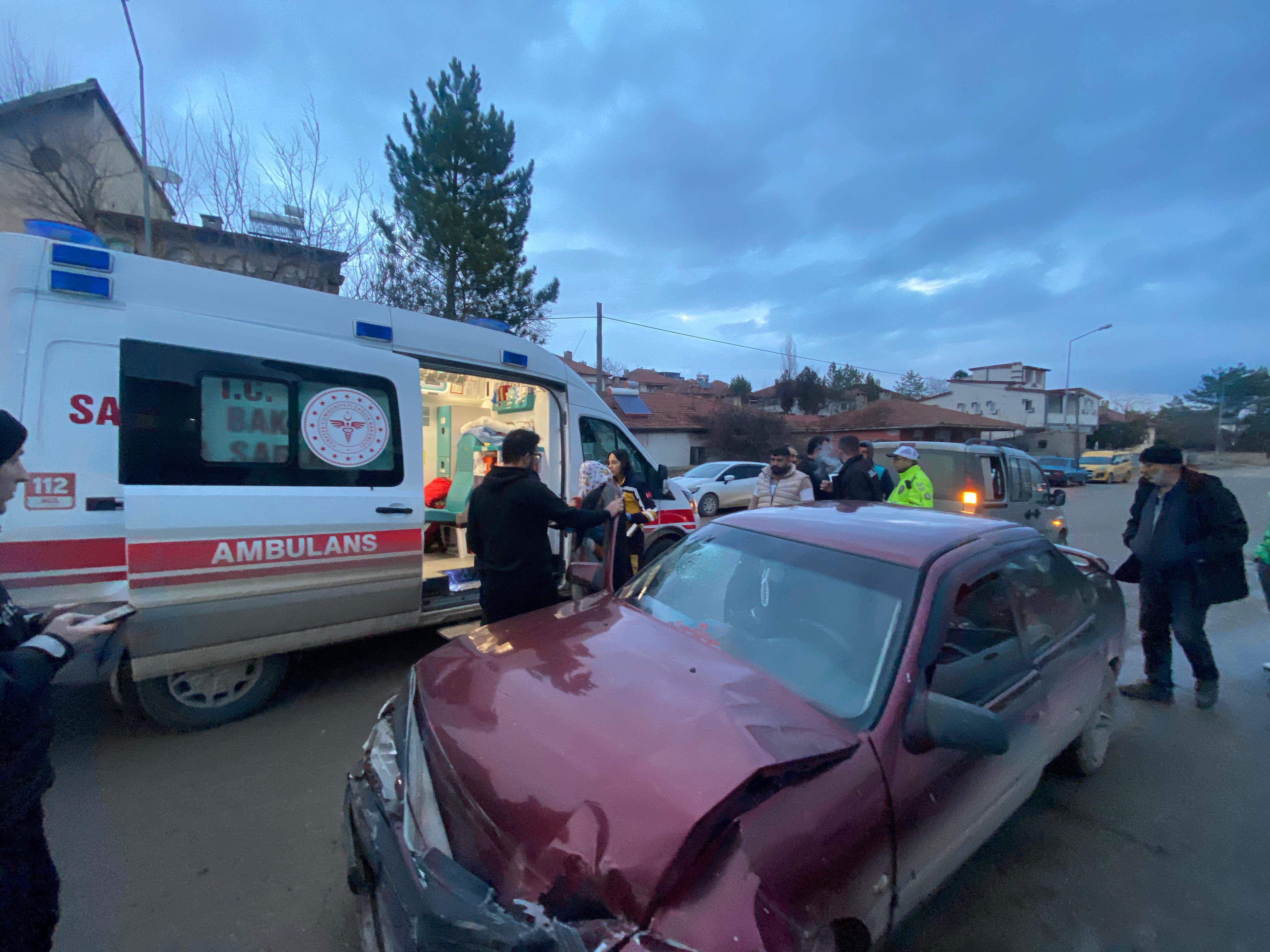 Sivas'ta Hafif Ticari Araç ve Otomobil Çarpıştı: 3 Yaralı