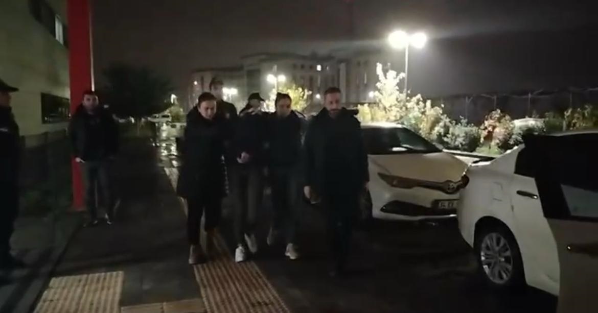 Güllü'nün kızı ve arkadaşı yurtdışı hazırlığı yaparken yakalandı